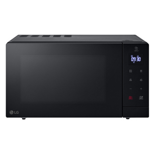 Micro-ondes LG MS3032JAS avec porte en verre et boutons de commande, vue de face dans une cuisine.