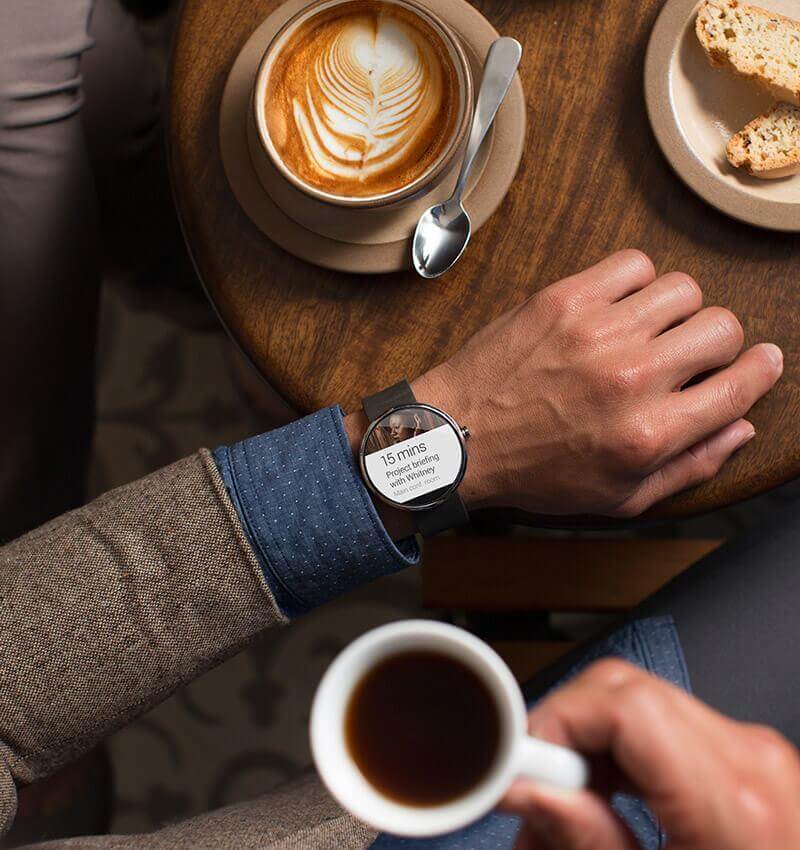 Montre connectée Smartwatch Mino 3600 avec écran tactile et bracelet en silicone, affichage numérique moderne.