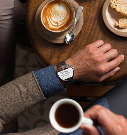Montre connectée Smartwatch Mino 3600 avec écran tactile et bracelet en silicone, affichage numérique moderne.