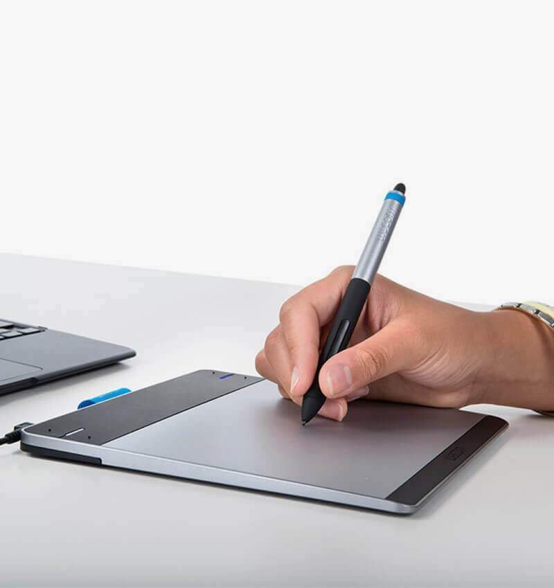 Stylo intelligent Boost Smart Small pour ordinateur et tablette, de la marque Computer & Tablets, posé sur une surface.