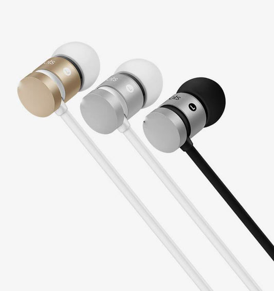Écouteurs Mart Mic Accessoires en noir avec cordon et micro intégré, conçus pour une utilisation audio portable.