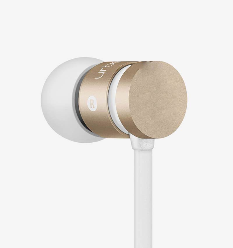 Écouteurs Mart Mic de la marque Accessories, avec câble et microphone intégrés, conçus pour une utilisation audio portable.