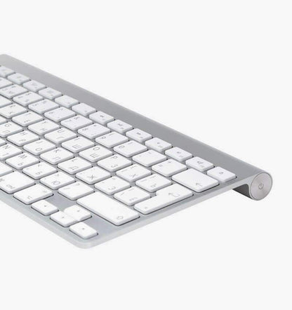Clavier sans fil 1080 pour ordinateur et tablette, disposition moderne, touches ergonomiques, connecté via Bluetooth ou USB.
